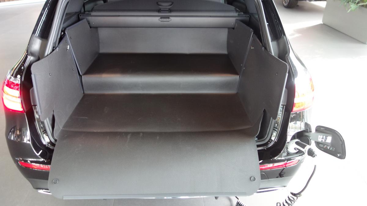 Kofferraumschutz E-Klasse T-Modell Hybrid mit 2Bodenstufen rundum geschützt.